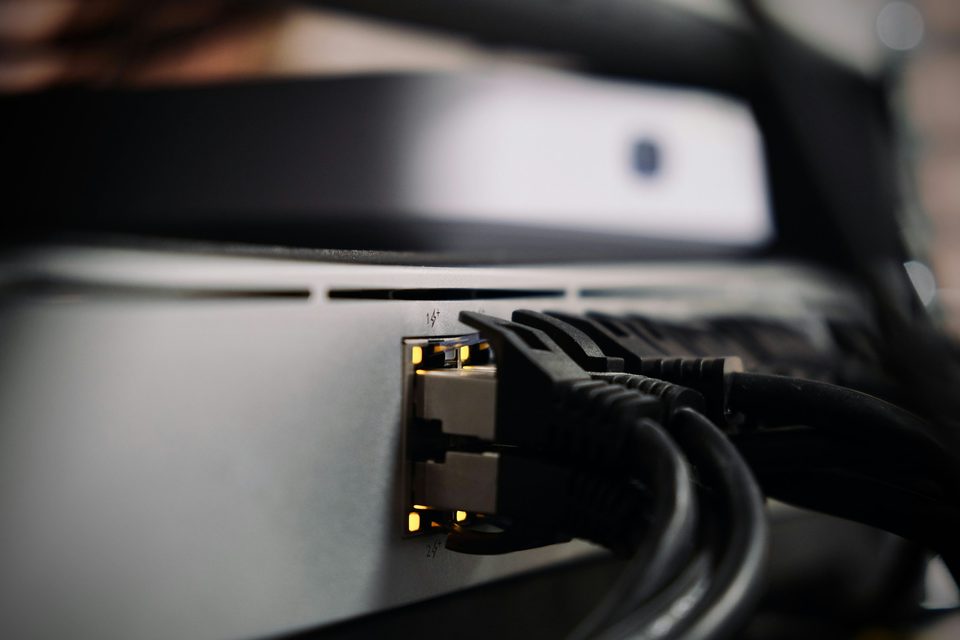 Conexiuni Ethernet organizate într-un echipament de rețea.